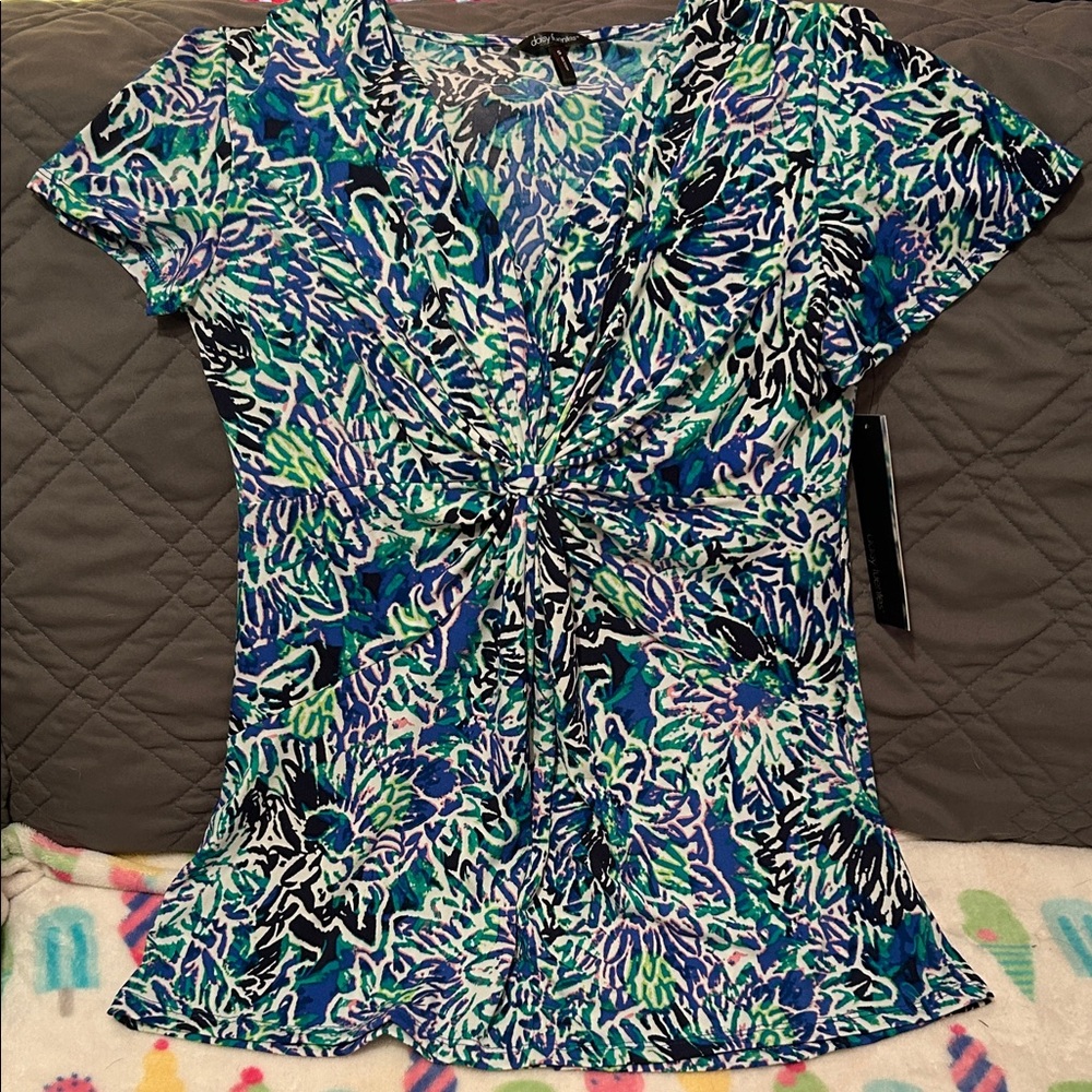 Daisy Fuentes Vibrant Blue and Green Short Sleeve Top
